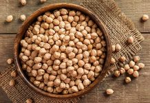 Baklagiller ailesinin en köklü üyelerinden biri olan nohut, yüzyıllardır Anadolu mutfağının temel besin kaynakları arasında yer alıyor. Günümüzde artan sağlıklı yaşam arayışlarıyla birlikte nohut tüketimi, yalnızca geleneksel bir alışkanlık olmaktan çıkıp bilinçli sağlıklı beslenme anlayışının önemli bir parçası haline gelmiş durumda. Hem ekonomik hem de besleyici olması, nohudu farklı yaş grupları için vazgeçilmez kılıyor. Konulu bir haber görseli.