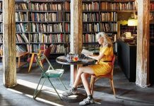 Kitap kafeler, modern şehir yaşamında okuma alışkanlığını sosyal deneyimle birleştiren özel mekânlar olarak öne çıkıyor. Sessizliği, kokusu ve atmosferiyle kitapçıları; sıcaklığı ve rahatlığıyla kafeleri buluşturan kitap kafeleri, özellikle gençler ve şehirli okur profili için önemli bir buluşma noktası hâline gelmiş durumda. Bu mekânlar, sadece kitap okunan yerler olmanın ötesinde, düşünmenin, üretmenin ve paylaşmanın merkezleri olarak dikkat çekiyor. Konulu bir haber görseli.