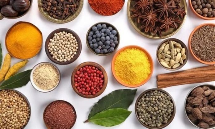 Günümüzde sağlıklı beslenmeye yönelik ilginin artmasıyla birlikte, mutfaklarda kullanılan ürünlerin kaynağı ve üretim şekli daha fazla sorgulanır hâle gelmiştir. Bu sorgulamanın merkezinde yer alan ürünlerden biri de organik baharatlardır. Yalnızca yemeklere tat ve aroma katmakla kalmayan baharatlar, aynı zamanda doğru üretildiğinde sağlık açısından da önemli katkılar sunar. Kimyasal kalıntılardan arındırılmış, doğal yöntemlerle yetiştirilen baharatlar, bu yönüyle geleneksel mutfak anlayışını modern beslenme bilinciyle buluşturur. Konulu bir haber görseli.
