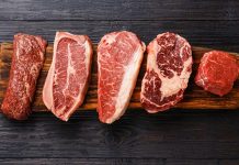 Organik kırmızı et, son yıllarda gıda güvenliği ve sağlıklı beslenme konularına artan ilgiyle birlikte tüketicilerin daha fazla dikkatini çekmeye başladı. Geleneksel üretim yöntemlerine kıyasla daha kontrollü ve doğal süreçlerden geçen bu ürünler, hem besin değeri hem de üretim koşulları açısından farklı bir noktada duruyor. Özellikle katkı maddeleri, hormon ve antibiyotik kullanımı konusundaki endişeler, organik kırmızı et tüketimini giderek daha cazip hale getiriyor. Konulu bir haber görseli.