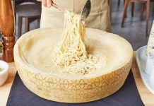 Parmesan Peynirinin Küresel Yolculuğu Sofralarda Zamansız Bir Lezzet Dünya mutfağının en köklü ve saygın peynirlerinden biri olan parmesan, yüzyıllardır süregelen üretim geleneği ve kendine özgü aromasıyla gastronomi dünyasında ayrıcalıklı bir yere sahip. Asıl adıyla Parmigiano Reggiano olarak bilinen bu eşsiz peynir, özellikle İtalyan mutfağının temel taşlarından biri olarak kabul ediliyor. Sert dokusu, yoğun umami tadı ve uzun olgunlaşma süresiyle öne çıkan parmesan peyniri, bugün yalnızca İtalya’da değil, dünyanın dört bir yanında mutfakların vazgeçilmezleri arasında yer alıyor. Konulu bir haber görseli.
