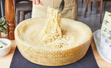 Parmesan Peynirinin Küresel Yolculuğu Sofralarda Zamansız Bir Lezzet Dünya mutfağının en köklü ve saygın peynirlerinden biri olan parmesan, yüzyıllardır süregelen üretim geleneği ve kendine özgü aromasıyla gastronomi dünyasında ayrıcalıklı bir yere sahip. Asıl adıyla Parmigiano Reggiano olarak bilinen bu eşsiz peynir, özellikle İtalyan mutfağının temel taşlarından biri olarak kabul ediliyor. Sert dokusu, yoğun umami tadı ve uzun olgunlaşma süresiyle öne çıkan parmesan peyniri, bugün yalnızca İtalya’da değil, dünyanın dört bir yanında mutfakların vazgeçilmezleri arasında yer alıyor. Konulu bir haber görseli.