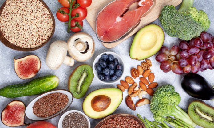 Son yıllarda beslenme alışkanlıkları çeşitlenirken, et tüketimini azaltmak isteyen ancak tamamen hayvansal gıdalardan vazgeçmeyen bireyler için pescatarian beslenme dikkat çekici bir seçenek olarak öne çıkmaktadır. Bitki temelli beslenmeyi temel alan bu yaklaşımda kırmızı et ve kümes hayvanları tüketilmezken, balık ve deniz ürünlerine yer verilir. Bu yönüyle pescatarian beslenme, hem sağlıklı hem de dengeli bir beslenme modeli olarak değerlendirilir. Konulu bir haber görseli.