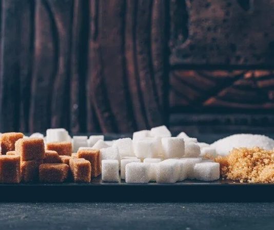 Günümüzde beslenme alışkanlıkları, hazır gıdaların yaygınlaşmasıyla birlikte ciddi bir değişim geçirdi. Özellikle rafine şekerin pek çok üründe gizli şekilde bulunması, bireylerin farkında olmadan yüksek miktarda şeker tüketmesine yol açıyor. Bu durum, hem fiziksel hem de zihinsel sağlık üzerinde olumsuz etkiler yaratabiliyor. Son yıllarda rafine şekerden kaçınma yaklaşımı, sağlıklı yaşam arayışında olan bireyler için önemli bir gündem maddesi haline gelmiş durumda. Konulu bir haber görseli.