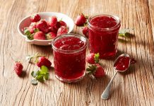 Türkiye’de kahvaltı sofralarının vazgeçilmez lezzetleri arasında yer alan reçel ve marmelatlar, sadece tatlı bir eşlikçi değil, aynı zamanda kültürel bir miras olarak da öne çıkar. Meyvenin doğallığını şekerle buluşturan bu ürünler, geçmişten bugüne ev yapımı geleneklerden modern üretim tekniklerine kadar uzanan geniş bir yelpazede hayatımızda yer alır. Günümüzde reçel ve marmelat tüketimi, hem lezzet hem de pratiklik arayan tüketiciler için önemli bir tercih haline gelmiştir. Konulu bir haber görseli.