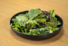 Günümüzde beslenme alışkanlıklarının değişmesiyle birlikte daha hafif, pratik ve doğal öğünlere yönelim dikkat çekiyor. Bu dönüşümün merkezinde ise salata malzemeleri yer alıyor. Artık salata, yalnızca yemeklerin yanında sunulan basit bir tabak olmaktan çıkıp başlı başına bir öğün olarak değerlendiriliyor. Farklı malzemelerin bir araya gelmesiyle hazırlanan salatalar, hem doyurucu hem de besleyici özellikleriyle öne çıkıyor. Konulu bir haber görseli.