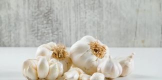 Sarımsağın Sofralardaki Gücü Doğal Lezzetin Ve Şifanın Yükselen Değeri Mutfakların vazgeçilmez aromalarından biri olan sarımsak, yalnızca yemeklere kattığı yoğun lezzetle değil, aynı zamanda sağlık açısından sunduğu faydalarla da yüzyıllardır insan hayatında önemli bir yer tutuyor. Antik çağlardan bu yana kullanılan sarımsak, bugün modern mutfaklarda da hem geleneksel hem de yenilikçi tariflerin temel bileşenleri arasında bulunuyor. Çiğ, pişmiş, toz ya da sos formunda tüketilebilen sarımsak, dünya genelinde en çok tercih edilen doğal tatlandırıcılardan biri olarak öne çıkıyor. Konulu bir haber görseli.