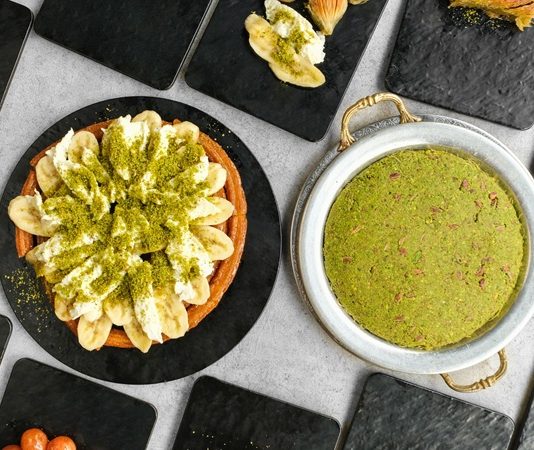 Günümüz şehir yaşamında tatlıcılar, yalnızca şekerli lezzetlerin satıldığı mekânlar olmaktan çıkarak sosyal hayatın önemli duraklarından biri hâline gelmiştir. Geleneksel tatlılardan modern sunumlara kadar geniş bir yelpazeye sahip olan tatlıcılar, hem nostalji arayanlara hem de yeni tatlar keşfetmek isteyenlere hitap eder. Bu yönüyle tatlıcılar, gastronomi kültürünün canlı ve sürekli dönüşen bir parçası olarak öne çıkar. Konulu bir haber görseli.