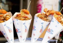 Sokak yemekleri standları, şehir yaşamının en canlı ve en erişilebilir gastronomi alanlarından biri olarak kabul ediliyor. Günün her saatinde farklı kesimlerden insanları bir araya getiren bu alanlar, yalnızca hızlı ve uygun fiyatlı yiyecekler sunmakla kalmıyor, aynı zamanda kentin kültürel dokusunu da yansıtıyor. Sokak yemekleri, geçmişten bugüne hem ekonomik hem de sosyal yönleriyle önemli bir yer tutarken, günümüzde gastronomi turizminin de vazgeçilmez parçalarından biri hâline gelmiş durumda. Konulu bir haber görseli.