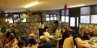 Şehrin Yaratıcı Nefes Alanları Sanat Kafeleri Sanat kafeleri, modern şehir yaşamında estetikle gündelik hayatı buluşturan özel mekânlar olarak öne çıkıyor. Kahve kokusunun tuval boyalarıyla, müziğin sergi duvarlarıyla, sohbetin yaratıcılıkla iç içe geçtiği sanat kafeleri, sadece vakit geçirilen yerler değil; aynı zamanda üretimin, paylaşımın ve düşünsel etkileşimin merkezleri hâline geliyor. Bu mekânlar, sanatı ulaşılmaz bir alan olmaktan çıkararak gündelik hayatın doğal bir parçası hâline getiriyor. Konulu bir haber görseli.