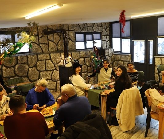 Sanat kafeleri, modern şehir yaşamında estetikle gündelik hayatı buluşturan özel mekânlar olarak öne çıkıyor. Kahve kokusunun tuval boyalarıyla, müziğin sergi duvarlarıyla, sohbetin yaratıcılıkla iç içe geçtiği sanat kafeleri, sadece vakit geçirilen yerler değil; aynı zamanda üretimin, paylaşımın ve düşünsel etkileşimin merkezleri hâline geliyor. Bu mekânlar, sanatı ulaşılmaz bir alan olmaktan çıkararak gündelik hayatın doğal bir parçası hâline getiriyor. Konulu bir haber görseli.