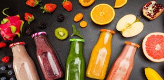 Şekersiz meyve suları, son yıllarda sağlıklı beslenme anlayışının yaygınlaşmasıyla birlikte tüketicilerin ilgisini giderek daha fazla çekiyor. Geleneksel meyve sularında bulunan ilave şekerler, birçok kişi için artık sorgulanan bir unsur haline gelirken, şekersiz meyve suları doğal içeriğiyle öne çıkan bir alternatif olarak görülüyor. Meyvenin kendi şekerinden gelen tat ile hazırlanan bu içecekler, hem ferahlatıcı hem de daha dengeli bir tüketim sunuyor. Konulu bir haber görseli.