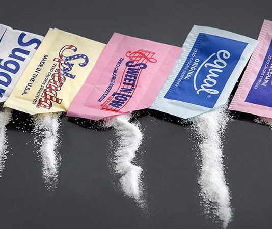 Günümüzde beslenme alışkanlıkları hızla değişirken, rafine şeker tüketimine yönelik farkındalık da aynı oranda artmaktadır. Özellikle sağlıklı yaşam arayışında olan bireyler, tatlı ihtiyacını karşılamak için farklı seçeneklere yönelmektedir. Bu noktada şekersiz tatlandırıcılar, hem lezzetten ödün vermek istemeyen hem de daha dengeli bir beslenme düzeni kurmayı hedefleyenler için önemli bir alternatif hâline gelmiştir. Geleneksel şekerin yoğun kullanımıyla ilişkilendirilen olumsuz algı, tatlandırıcı pazarının gelişmesini hızlandırmıştır. Konulu bir haber görseli.