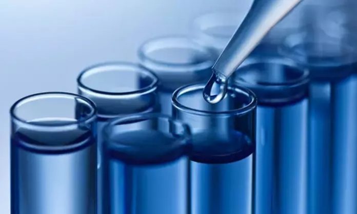 Sıvı alımının dengelenmesi, sağlıklı bir yaşam sürdürmenin en temel ama çoğu zaman göz ardı edilen unsurlarından biri olarak öne çıkıyor. Günlük hayatın yoğun temposu içinde insanlar ne kadar sıvı tükettiklerini fark etmeden günü tamamlayabiliyor. Oysa vücudun büyük bir kısmı sudan oluşur ve bu dengenin korunması, genel yaşam kalitesini doğrudan etkiler. Bu nedenle sıvı alımının dengelenmesi, yalnızca susuzluk hissini gidermekten çok daha fazlasını ifade eder. Konulu bir haber görseli.