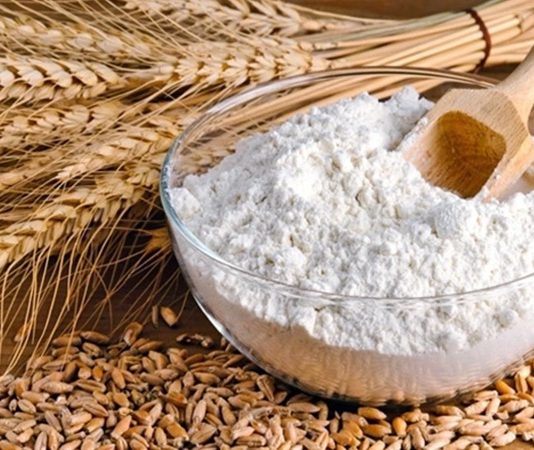 Un, insanlık tarihinin en eski ve en temel gıda maddelerinden biri olarak sofralardaki yerini korumaya devam ediyor. Tahılların öğütülmesiyle elde edilen un, yalnızca ekmek ve hamur işlerinin ana malzemesi olmakla kalmıyor, aynı zamanda kültürlerin, geleneklerin ve mutfak alışkanlıklarının da merkezinde yer alıyor. Günlük yaşamda fark edilmeden tüketilen bu temel ürün, aslında çok katmanlı bir geçmişe ve geniş bir kullanım alanına sahip. Konulu bir haber görseli.