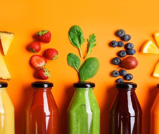 Sağlıklı yaşam arayışının artmasıyla birlikte beslenme alışkanlıkları da hızlı bir dönüşüm geçiriyor. Özellikle doğal ve katkısız ürünlere yönelim, son yıllarda soğuk pres sebze suları kavramını ön plana çıkardı. Isı kullanılmadan, sebzelerin besin değerlerini koruyacak şekilde elde edilen bu içecekler, modern beslenme anlayışında önemli bir yer edinmeye başladı. Günlük vitamin ve mineral ihtiyacını pratik şekilde karşılamak isteyen bireyler için bu yöntem dikkat çekici bir alternatif sunuyor. Konulu bir haber görseli.