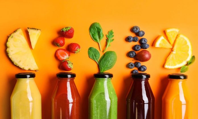 Sağlıklı yaşam arayışının artmasıyla birlikte beslenme alışkanlıkları da hızlı bir dönüşüm geçiriyor. Özellikle doğal ve katkısız ürünlere yönelim, son yıllarda soğuk pres sebze suları kavramını ön plana çıkardı. Isı kullanılmadan, sebzelerin besin değerlerini koruyacak şekilde elde edilen bu içecekler, modern beslenme anlayışında önemli bir yer edinmeye başladı. Günlük vitamin ve mineral ihtiyacını pratik şekilde karşılamak isteyen bireyler için bu yöntem dikkat çekici bir alternatif sunuyor. Konulu bir haber görseli.