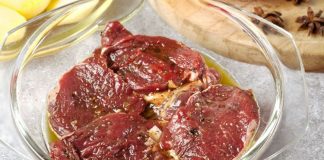 Günümüz mutfak kültüründe yemeklerin yalnızca ana malzemelerle değil, onları tamamlayan unsurlarla da anlam kazandığı görülüyor. Bu noktada sos ve marineler, lezzetin gizli mimarları olarak öne çıkıyor. Et, tavuk, balık ve sebze yemeklerinden salatalara kadar geniş bir kullanım alanına sahip olan soslar ve marineler, tariflerin karakterini belirleyen en önemli unsurlar arasında yer alıyor. Hem geleneksel mutfaklarda hem de modern tariflerde vazgeçilmez hale gelen bu ürünler, sofralara zenginlik katıyor. Konulu bir haber görseli.