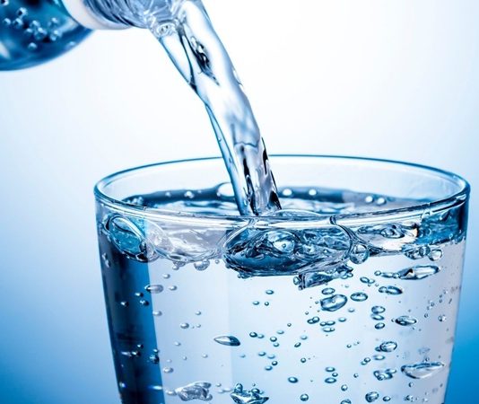 Su Tüketimini Artırma Sağlıklı Yaşam Alışkanlıklarında Daha Fazla Öne Çıkıyor Günlük yaşam temposunun hızlanmasıyla birlikte beslenme ve yaşam alışkanlıkları da yeniden şekilleniyor. Bu süreçte çoğu zaman göz ardı edilen ancak hayati öneme sahip unsurlardan biri su tüketimini artırma konusu oluyor. Vücudun büyük bir bölümünü oluşturan su, yalnızca susuzluğu gidermekle kalmıyor, aynı zamanda birçok temel vücut fonksiyonunun düzenli şekilde işlemesine katkı sağlıyor. Bu nedenle yeterli ve düzenli su tüketimi, sağlıklı yaşam anlayışının temel taşları arasında yer alıyor. Konulu bir haber görseli.