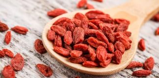 Süper Gıdalar Sağlıklı Beslenmede Goji Ve Acai Etkisi Son yıllarda sağlıklı yaşam ve dengeli beslenme kavramları giderek daha fazla önem kazanırken, bu alanda öne çıkan besin gruplarından biri de süper gıdalar olmuştur. Özellikle süper gıdalar olarak adlandırılan ve besin değeri yüksek yapılarıyla dikkat çeken ürünler, modern beslenme alışkanlıklarının önemli bir parçası hâline gelmiştir. Bu grupta yer alan goji ve acai gibi meyveler, hem geleneksel kullanımları hem de günümüzdeki popülerlikleriyle dikkat çekmektedir. Konulu bir haber görseli.