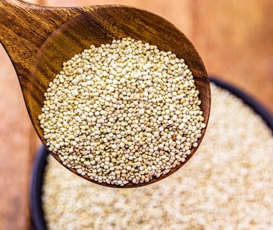 Son yıllarda sağlıklı beslenme trendlerinin etkisiyle kinoa, dünya genelinde hızla popülerleşen ürünlerden biri haline geldi. Yüksek protein içeriği, glutensiz yapısı ve zengin mineral profiliyle öne çıkan Kinoa, yalnızca bir tahıl alternatifi değil, aynı zamanda fonksiyonel bir gıda olarak da değerlendiriliyor. Vegan ve vejetaryen beslenme modellerinde önemli bir yer edinen kinoa, sporculardan diyet yapanlara kadar geniş bir kitle tarafından tercih ediliyor. Konulu bir haber görseli.