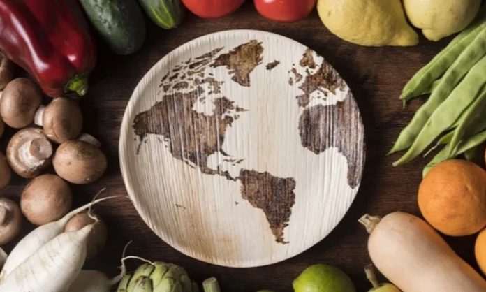 Dünyada artan nüfus, iklim değişikliği ve doğal kaynakların hızla tükenmesi, beslenme alışkanlıklarının yeniden düşünülmesini zorunlu hâle getirmiştir. Bu noktada sürdürülebilir beslenme, hem bireysel sağlık hem de çevresel denge açısından dikkat çeken bir kavram olarak öne çıkmaktadır. Günlük hayatta yapılan gıda tercihleri, yalnızca kişisel sağlığı değil, aynı zamanda tarım sistemlerini, su kaynaklarını ve ekosistemi doğrudan etkilemektedir. Konulu bir haber görseli.