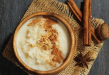 Türk mutfağının en köklü ve sevilen alanlarından biri olan süt bazlı tatlılar, hafif yapıları ve doyurucu aromalarıyla her dönemde sofralarda kendine yer bulmuştur. Günlük yaşamda ev yapımı tariflerden restoran menülerine kadar geniş bir kullanım alanına sahip olan bu tatlılar, özellikle dengeli tatlı tüketimi arayanlar için öne çıkmaktadır. Süt, bu tatlıların ana bileşeni olarak hem lezzet hem de besleyicilik açısından belirleyici bir rol üstlenir. Konulu bir haber görseli.