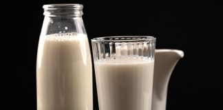 Günlük beslenme alışkanlıklarının vazgeçilmez unsurlarından biri olan süt, hem çocukların gelişimi hem de yetişkinlerin sağlıklı yaşamı için büyük önem taşıyor. Yüzyıllardır sofralarda yer alan bu doğal içecek, içerdiği vitamin ve mineraller sayesinde dengeli beslenmenin temel yapı taşları arasında kabul ediliyor. Son yıllarda artan sağlık bilinciyle birlikte süt tüketimi yeniden yükselişe geçmiş durumda. Konulu bir haber görseli