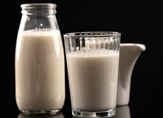 Süt Günlük Beslenmenin Temel Taşı Olmayı Sürdürüyor Günlük beslenme alışkanlıklarının vazgeçilmez unsurlarından biri olan süt, hem çocukların gelişimi hem de yetişkinlerin sağlıklı yaşamı için büyük önem taşıyor. Yüzyıllardır sofralarda yer alan bu doğal içecek, içerdiği vitamin ve mineraller sayesinde dengeli beslenmenin temel yapı taşları arasında kabul ediliyor. Son yıllarda artan sağlık bilinciyle birlikte süt tüketimi yeniden yükselişe geçmiş durumda. Konulu bir haber görseli