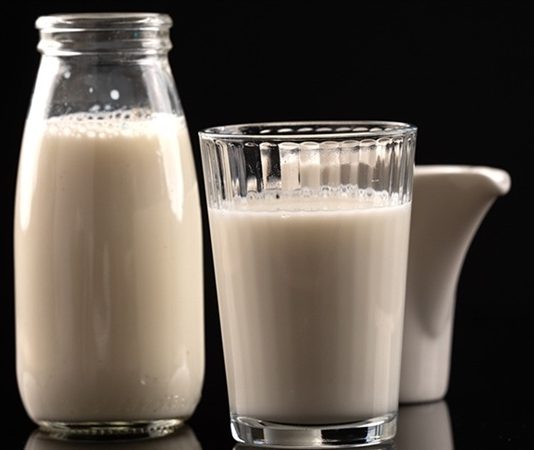 Süt Günlük Beslenmenin Temel Taşı Olmayı Sürdürüyor Günlük beslenme alışkanlıklarının vazgeçilmez unsurlarından biri olan süt, hem çocukların gelişimi hem de yetişkinlerin sağlıklı yaşamı için büyük önem taşıyor. Yüzyıllardır sofralarda yer alan bu doğal içecek, içerdiği vitamin ve mineraller sayesinde dengeli beslenmenin temel yapı taşları arasında kabul ediliyor. Son yıllarda artan sağlık bilinciyle birlikte süt tüketimi yeniden yükselişe geçmiş durumda. Konulu bir haber görseli