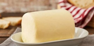 Geleneksel mutfağın en köklü ürünlerinden biri olan tereyağı, son yıllarda yeniden değer kazanan doğal gıdalar arasında yer alıyor. Uzun bir dönem margarin ve bitkisel yağların gölgesinde kalan tereyağı, artan sağlıklı beslenme bilinciyle birlikte mutfaklara güçlü bir dönüş yaptı. Özellikle katkısız ve doğal ürünlere yönelen tüketiciler, yeniden tereyağının eşsiz aromasını ve besleyici özelliklerini keşfediyor. Konulu bir haber görseli.