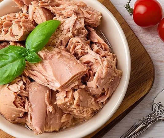 Deniz ürünleri denildiğinde akla ilk gelen türlerden biri olan ton balığı, hem lezzeti hem de besin değeriyle dünya genelinde büyük ilgi görüyor. Son yıllarda sağlıklı beslenme trendlerinin yükselmesiyle birlikte ton balığı tüketimi de ciddi oranda artmış durumda. Market raflarında konserve formuyla sıkça karşımıza çıkan bu değerli deniz ürünü, aynı zamanda restoran menülerinde de farklı pişirme teknikleriyle sunuluyor. Konulu bir haber görseli.