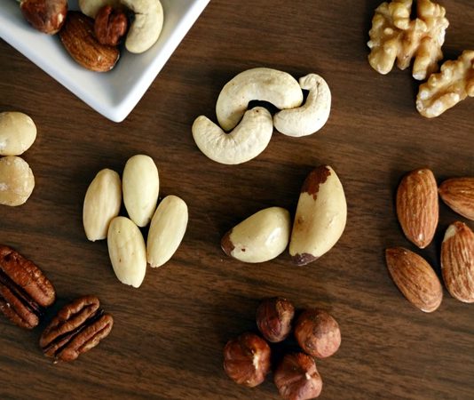 Yağlı tohumlar, geçmişten günümüze hem geleneksel mutfaklarda hem de modern beslenme anlayışında önemli bir yer edinmiş besin grupları arasında bulunuyor. Ay çekirdeği, susam, keten tohumu, chia tohumu ve kabak çekirdeği gibi ürünleri kapsayan bu grup, içerdiği yüksek besin değeri sayesinde sağlıklı yaşamın temel taşlarından biri olarak kabul ediliyor. Günlük beslenme düzenine dengeli şekilde eklendiğinde, vücut fonksiyonlarının daha düzenli çalışmasına katkı sağlayan yağlı tohumlar, doğal ve besleyici yapılarıyla dikkat çekiyor. Konulu bir haber görseli.