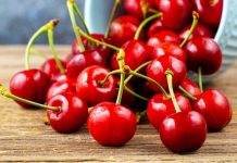 Kiraz, yaz aylarının gelişiyle birlikte hem pazarlarda hem de sofralarda kendine güçlü bir yer bulan özel bir meyve olarak dikkat çekiyor. Parlak rengi, dengeli tatlılığı ve ferahlatıcı yapısıyla kiraz, yalnızca lezzetli bir meyve değil; aynı zamanda kültürel, ekonomik ve beslenme açısından da önemli bir değeri temsil ediyor. Türkiye’de özellikle bahar sonu ve yaz başında yoğun şekilde tüketilen bu meyve, tarımsal üretimde stratejik ürünler arasında yer alıyor. Konulu bir haber görseli.