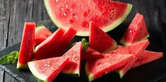 Karpuz, yaz aylarının en çok tüketilen ve en kolay ayırt edilen meyvelerinden biri olarak hem pazarlarda hem de sofralarda önemli bir yer tutuyor. Yüksek su oranı, ferahlatıcı tadı ve doyurucu yapısıyla karpuz, sıcak havalarda serinlemenin en doğal yollarından biri olarak görülüyor. Türkiye’de yaz mevsimi denildiğinde akla gelen ilk meyvelerden biri olan karpuz, sadece bir gıda ürünü değil, aynı zamanda yaz kültürünün de ayrılmaz bir parçası olarak değerlendiriliyor. Konulu bir haber görseli.