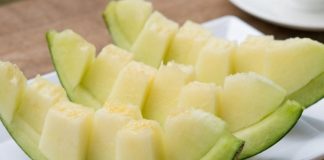 Kavun, yaz aylarının yaklaşmasıyla birlikte pazarlarda ve sofralarda daha sık görülmeye başlayan, aroması ve tatlı yapısıyla dikkat çeken bir meyve olarak öne çıkıyor. Serinletici etkisi ve doyurucu özelliği sayesinde kavun, sıcak havalarda tercih edilen doğal besinler arasında yer alıyor. Türkiye’de geniş bir üretim alanına sahip olan kavun, hem geleneksel tüketim alışkanlıklarında hem de modern beslenme anlayışında kendine sağlam bir yer edinmiş durumda. Konulu bir haber görseli.