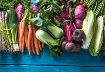 Günümüzde beslenme alışkanlıkları yalnızca bireysel sağlıkla sınırlı kalmayıp çevresel, ekonomik ve toplumsal boyutlarıyla da ele alınmaya başladı. Bu çok yönlü yaklaşımın merkezinde ise yerel gıda tüketimi yer alıyor. Tüketicilerin yaşadıkları bölgedeki üreticilerden temin edilen ürünlere yönelmesi, hem sağlıklı beslenme anlayışını güçlendiriyor hem de yerel ekonomilerin ayakta kalmasına katkı sağlıyor. Küresel tedarik zincirlerinin kırılgan yapısı da göz önüne alındığında, yerel gıdaya olan ilgi her geçen gün daha da artıyor. Konulu bir haber görseli.