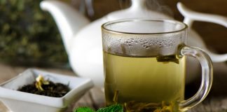 Yeşil çay, yüzyıllardır farklı kültürlerde hem günlük bir içecek hem de doğal yaşamın önemli bir parçası olarak tüketiliyor. Özellikle Asya kültürlerinde köklü bir geçmişe sahip olan yeşil çay, günümüzde modern yaşamın sağlıklı içecek arayışları içinde yeniden ön plana çıkmış durumda. Doğal yapısı, kendine özgü aroması ve sade içimi sayesinde yeşil çay, geniş bir tüketici kitlesine hitap ediyor. Konulu bir haber görseli.