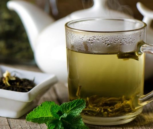 Yeşil çay, yüzyıllardır farklı kültürlerde hem günlük bir içecek hem de doğal yaşamın önemli bir parçası olarak tüketiliyor. Özellikle Asya kültürlerinde köklü bir geçmişe sahip olan yeşil çay, günümüzde modern yaşamın sağlıklı içecek arayışları içinde yeniden ön plana çıkmış durumda. Doğal yapısı, kendine özgü aroması ve sade içimi sayesinde yeşil çay, geniş bir tüketici kitlesine hitap ediyor. Konulu bir haber görseli.