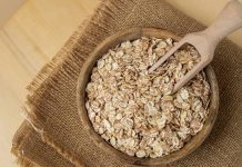 Son yıllarda beslenme alışkanlıklarında yaşanan değişimle birlikte yulaf tüketimi, sağlıklı yaşam arayışında olan bireylerin öncelikli tercihleri arasında yer almaya başladı. Lif oranı yüksek, doyurucu ve farklı tariflere uyarlanabilir yapısıyla yulaf, hem geleneksel hem de modern mutfaklarda kendine sağlam bir yer edinmiş durumda. Özellikle kahvaltı kültürünün dönüşmesi, yulafın günlük beslenmede daha görünür olmasını sağladı. Konulu bir haber görseli.