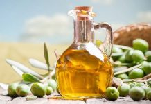 Anadolu mutfağının temel taşlarından biri olan zeytinyağı, yalnızca bir yağ türü değil, aynı zamanda kültürel bir miras olarak kabul ediliyor. Yüzyıllardır Akdeniz coğrafyasında üretilen ve tüketilen zeytinyağı, günümüzde de sofraların vazgeçilmez unsurları arasında yer alıyor. Hem geleneksel mutfaklarda hem de modern beslenme anlayışında kendine güçlü bir yer edinmiş durumda. Konulu bir haber görseli.