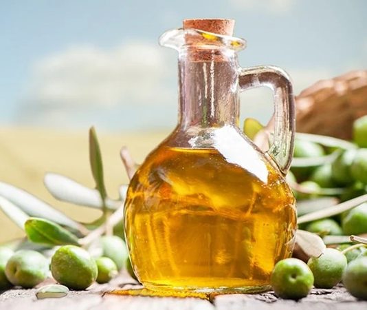 Zeytinyağı İle Sofralarda Gelenek Ve Doğallık Anadolu mutfağının temel taşlarından biri olan zeytinyağı, yalnızca bir yağ türü değil, aynı zamanda kültürel bir miras olarak kabul ediliyor. Yüzyıllardır Akdeniz coğrafyasında üretilen ve tüketilen zeytinyağı, günümüzde de sofraların vazgeçilmez unsurları arasında yer alıyor. Hem geleneksel mutfaklarda hem de modern beslenme anlayışında kendine güçlü bir yer edinmiş durumda. Konulu bir haber görseli.
