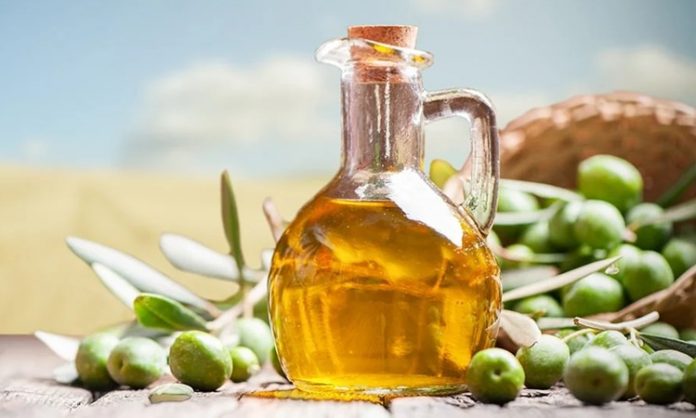 Anadolu mutfağının temel taşlarından biri olan zeytinyağı, yalnızca bir yağ türü değil, aynı zamanda kültürel bir miras olarak kabul ediliyor. Yüzyıllardır Akdeniz coğrafyasında üretilen ve tüketilen zeytinyağı, günümüzde de sofraların vazgeçilmez unsurları arasında yer alıyor. Hem geleneksel mutfaklarda hem de modern beslenme anlayışında kendine güçlü bir yer edinmiş durumda. Konulu bir haber görseli.