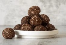 Çikolatalı atıştırmalıklar, günümüz beslenme alışkanlıklarında hem keyif hem de pratiklik arayan tüketicilerin en sık tercih ettiği ürünler arasında yer alıyor. Yoğun iş temposu, hızlı yaşam tarzı ve artan stres faktörleri, küçük ama lezzetli kaçamakları daha cazip hale getiriyor. Bu noktada çikolatalı atıştırmalıklar, tatlı ihtiyacını kısa sürede karşılaması ve kolay ulaşılabilir olması nedeniyle geniş bir kitleye hitap ediyor. Konulu bir haber görseli.