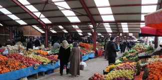 Haftalık sebze meyve pazarı, şehir yaşamının hızına rağmen geleneksel alışveriş kültürünü ayakta tutan önemli alanlardan biri olarak öne çıkıyor. Her hafta belirli günlerde kurulan bu pazarlar, taze ürünlere doğrudan ulaşma imkânı sunarken aynı zamanda sosyal bir buluşma noktası olma özelliğini de sürdürüyor. Haftalık sebze meyve pazarı, yalnızca alışveriş yapılan bir alan değil, üretici ile tüketici arasındaki bağın kurulduğu canlı bir ekosistem olarak değerlendiriliyor. Konulu bir haber görseli.