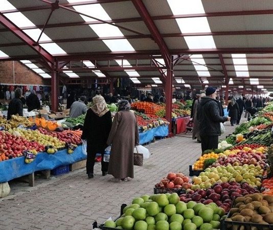 Haftalık Sebze Meyve Pazarı Alışveriş Kültüründe Canlılığını Koruyor Haftalık sebze meyve pazarı, şehir yaşamının hızına rağmen geleneksel alışveriş kültürünü ayakta tutan önemli alanlardan biri olarak öne çıkıyor. Her hafta belirli günlerde kurulan bu pazarlar, taze ürünlere doğrudan ulaşma imkânı sunarken aynı zamanda sosyal bir buluşma noktası olma özelliğini de sürdürüyor. Haftalık sebze meyve pazarı, yalnızca alışveriş yapılan bir alan değil, üretici ile tüketici arasındaki bağın kurulduğu canlı bir ekosistem olarak değerlendiriliyor. Konulu bir haber görseli.