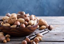 Kabuklu kuruyemişler, yüzyıllardır hem günlük beslenmenin hem de özel sofraların vazgeçilmez parçaları arasında yer alıyor. Antep fıstığı, ceviz, fındık, badem ve yer fıstığı gibi ürünler, yalnızca atıştırmalık olarak değil, aynı zamanda mutfak kültürünün önemli tamamlayıcıları olarak öne çıkıyor. Günümüzde artan sağlıklı beslenme bilinciyle birlikte kabuklu kuruyemişler, doğal ve besleyici yapıları sayesinde daha fazla ilgi görüyor. Konulu bir haber görseli.