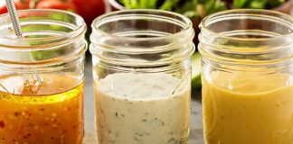 Salata, uzun yıllardır sağlıklı beslenmenin en temel parçalarından biri olarak görülüyor. Ancak günümüzde salatayı sıradan bir yeşillik karışımı olmaktan çıkaran en önemli unsur, hiç kuşkusuz salata sosları oluyor. Doğru seçilen bir sos, basit malzemelerden oluşan bir tabağı hem besleyici hem de damak zevkine hitap eden güçlü bir öğüne dönüştürebiliyor. Bu nedenle salata sosları, yalnızca lezzet değil, aynı zamanda beslenme alışkanlıklarını da doğrudan etkileyen bir unsur olarak öne çıkıyor. Konulu bir haber görseli.