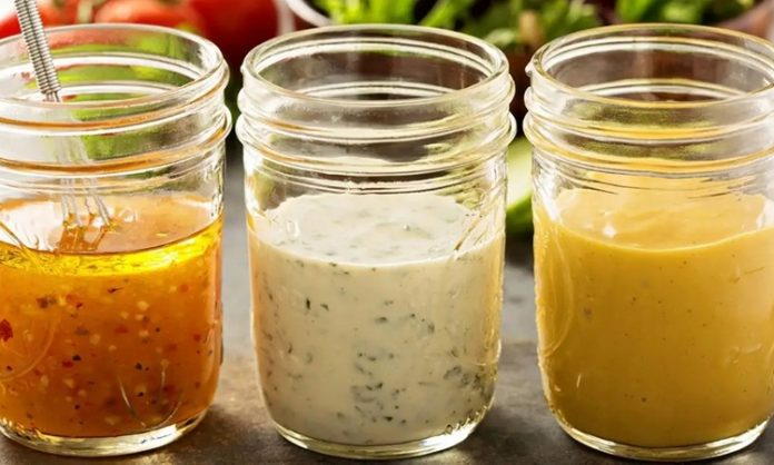 Salata, uzun yıllardır sağlıklı beslenmenin en temel parçalarından biri olarak görülüyor. Ancak günümüzde salatayı sıradan bir yeşillik karışımı olmaktan çıkaran en önemli unsur, hiç kuşkusuz salata sosları oluyor. Doğru seçilen bir sos, basit malzemelerden oluşan bir tabağı hem besleyici hem de damak zevkine hitap eden güçlü bir öğüne dönüştürebiliyor. Bu nedenle salata sosları, yalnızca lezzet değil, aynı zamanda beslenme alışkanlıklarını da doğrudan etkileyen bir unsur olarak öne çıkıyor. Konulu bir haber görseli.